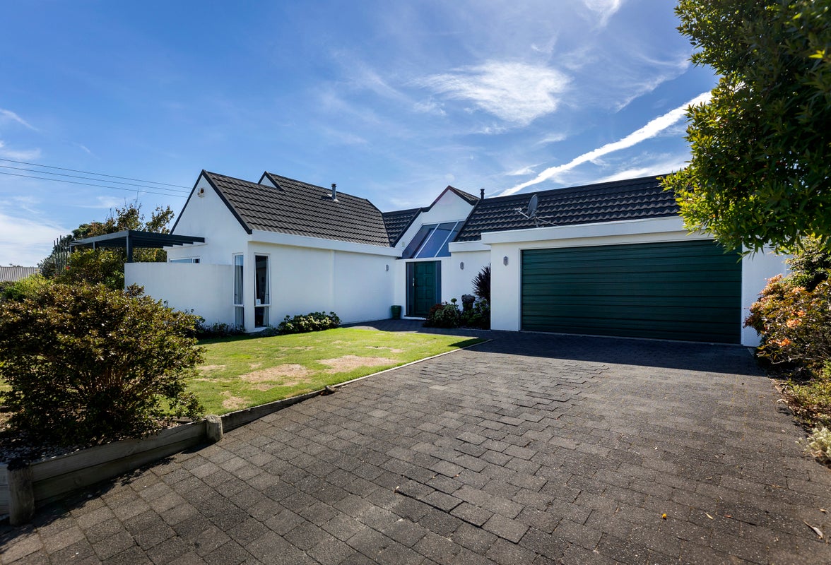 1 Larsen Place, Merrilands, New Plymouth - Carousel 1