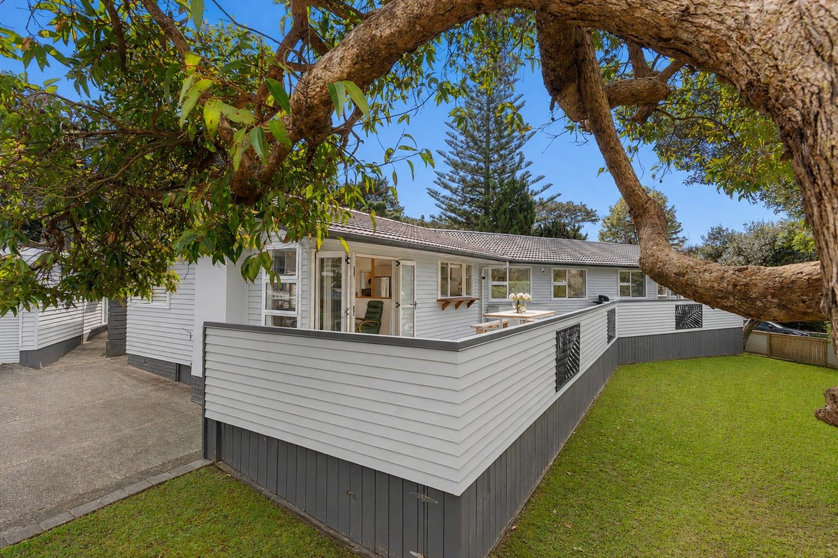 1 Staincross Street, Green Bay, Waitakere City, Auckland - Carousel 1
