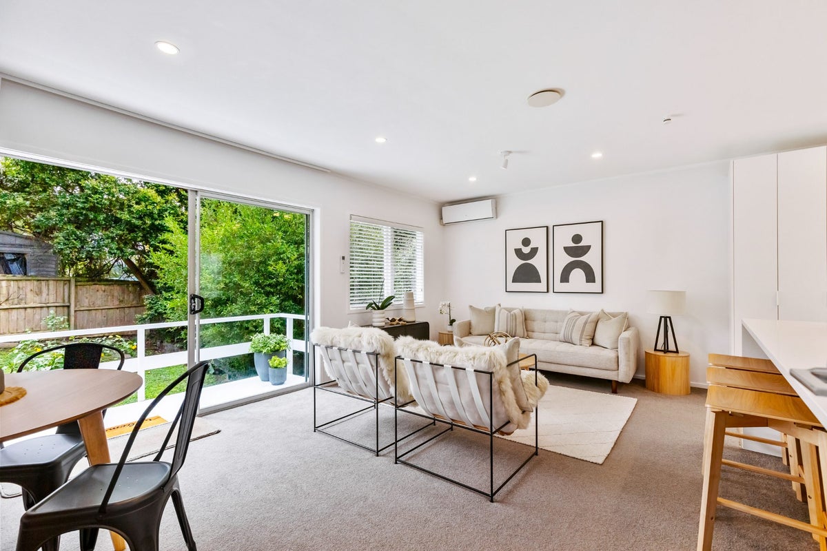 1/31 Camelot Place, Glenfield, Auckland - Carousel 2