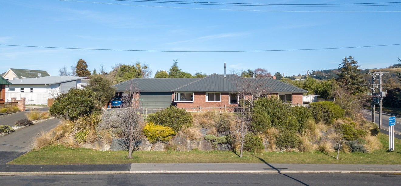 4 Walton Park Avenue, Fairfield, Dunedin - Carousel 1