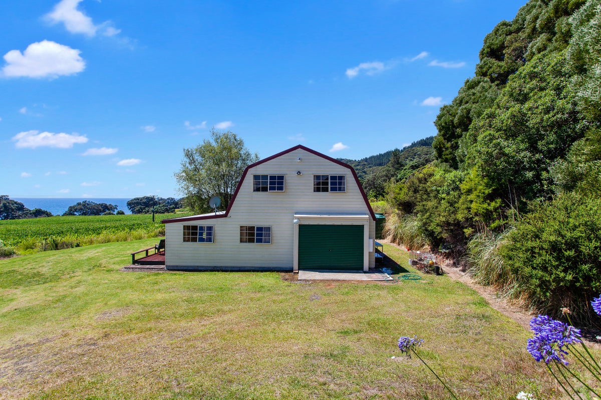 7541B State Highway 35, Te Kaha - Carousel 1