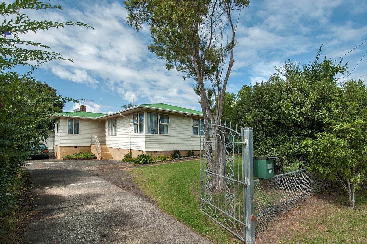 126 Cobham Crescent, Kelston, Auckland - Carousel 1