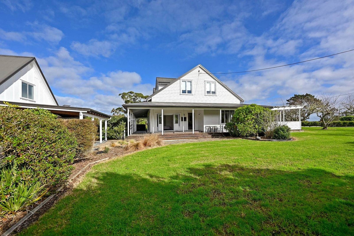 24 Ngarahana Avenue, Paremoremo, Auckland - Carousel 1