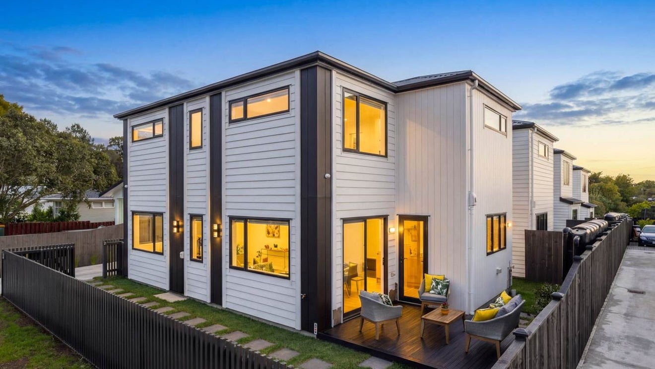 5B Pendlebury Street, Green Bay, Auckland - Carousel 1