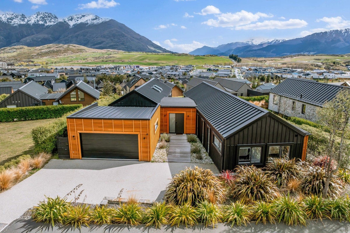 13 Falconer Rise, Jacks Point, Queenstown-Lakes, Otago - Carousel 1