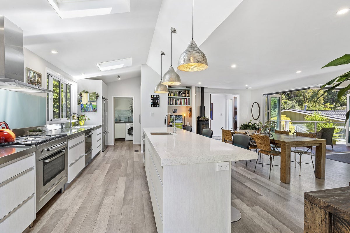 15 Somerville Terrace, Tawa, Wellington - Carousel 2