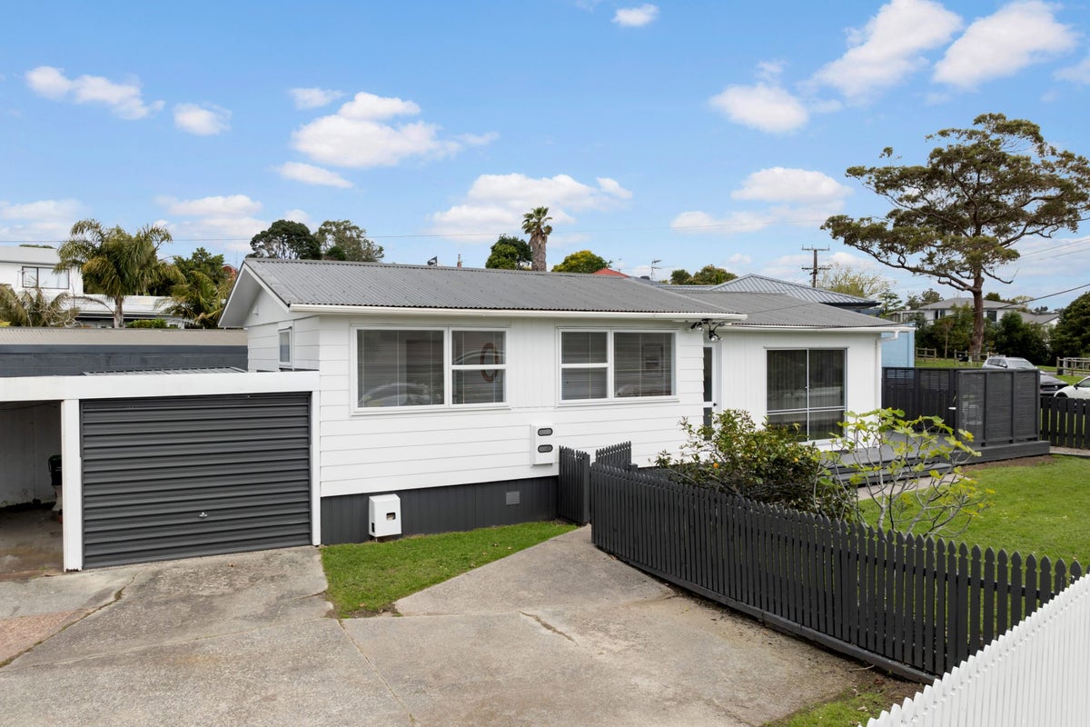1/2 Barron Drive, Green Bay, Auckland - Carousel 1