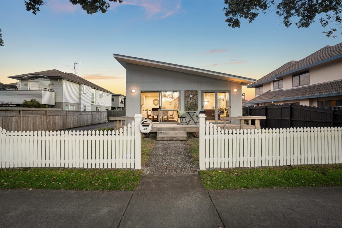 4A Eastern Beach Road, Eastern Beach, Auckland - Carousel 1