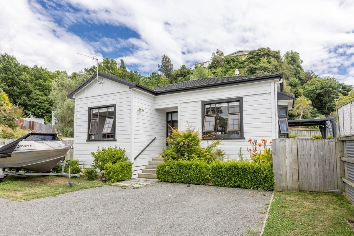 12 Chaucer Road South, Hospital Hill, Napier - Carousel 13
