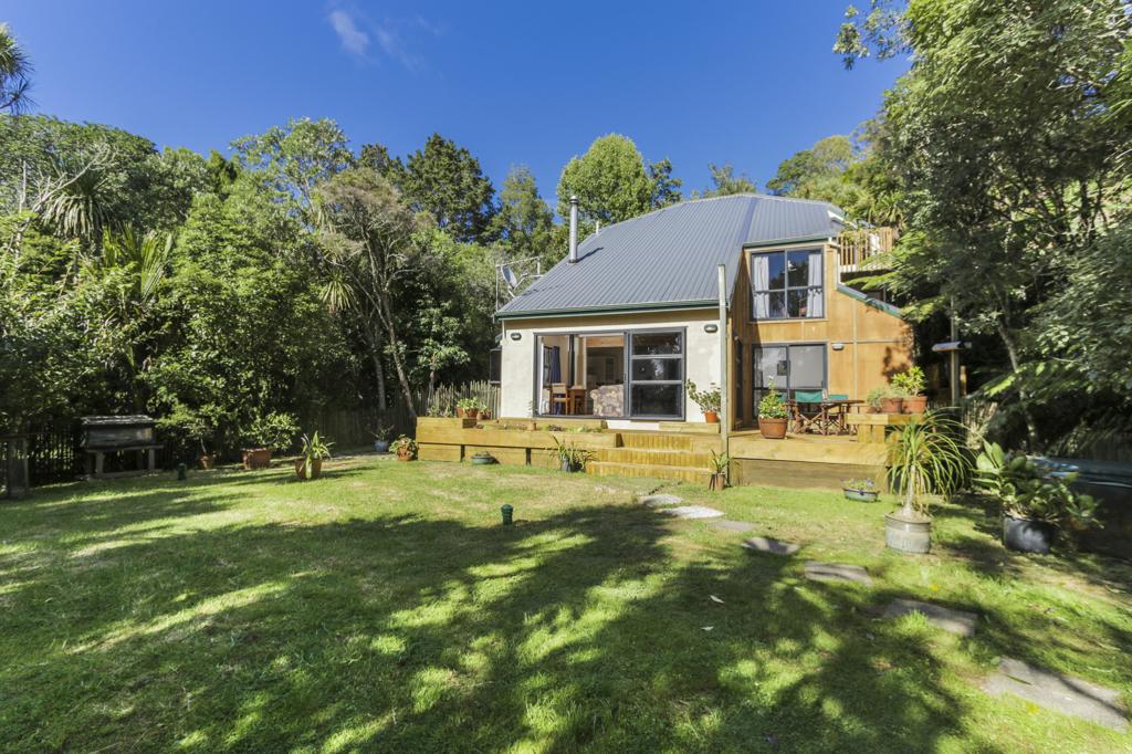 25 Raroa Terrace, Waiatarua, Auckland - Carousel 1