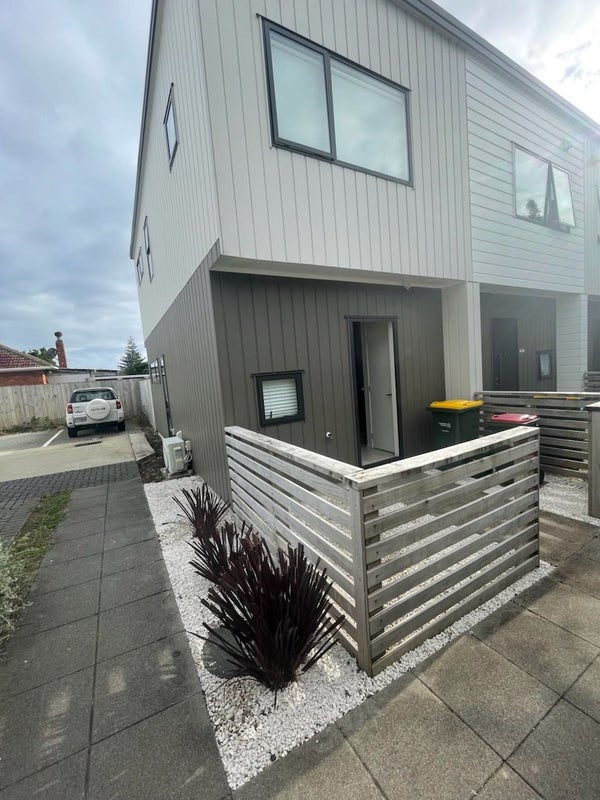 3/66 Neil Avenue, Te Atatu Peninsula, Auckland - Carousel 1