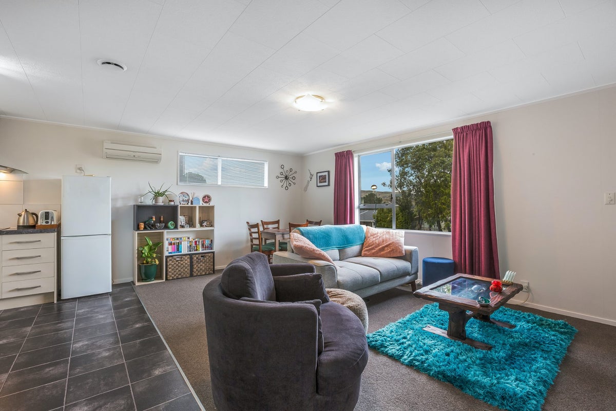 3/7 Venus Place, Whitby, Porirua - Carousel 1