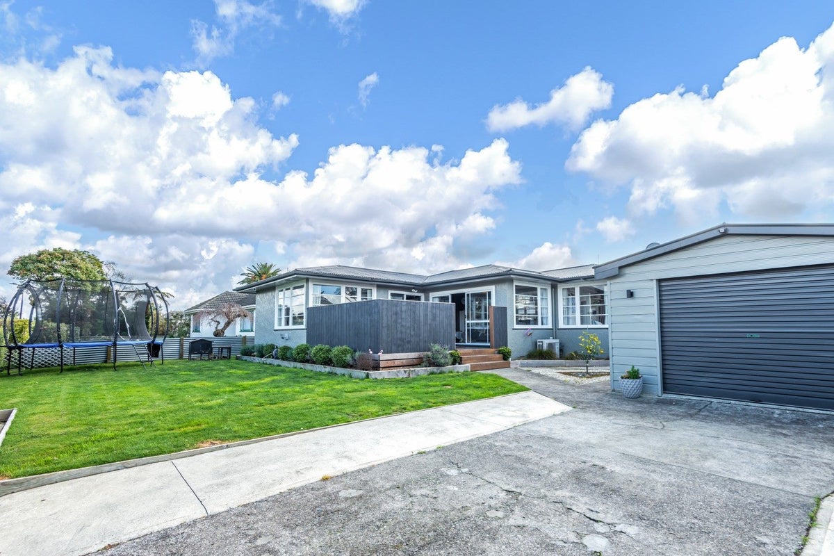 2 Chester Crescent, West End, Palmerston North - Carousel 1