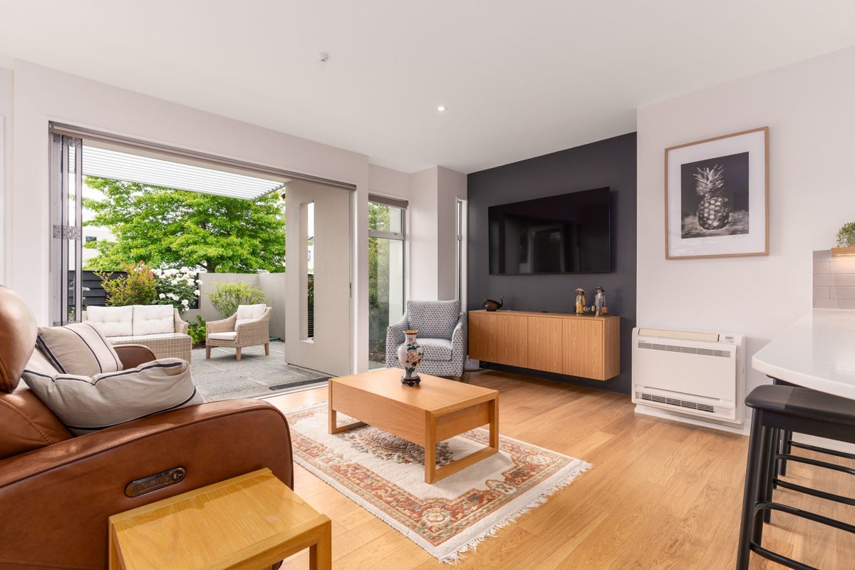 1/6 Harts Creek Lane, Northwood, Christchurch - Carousel 1