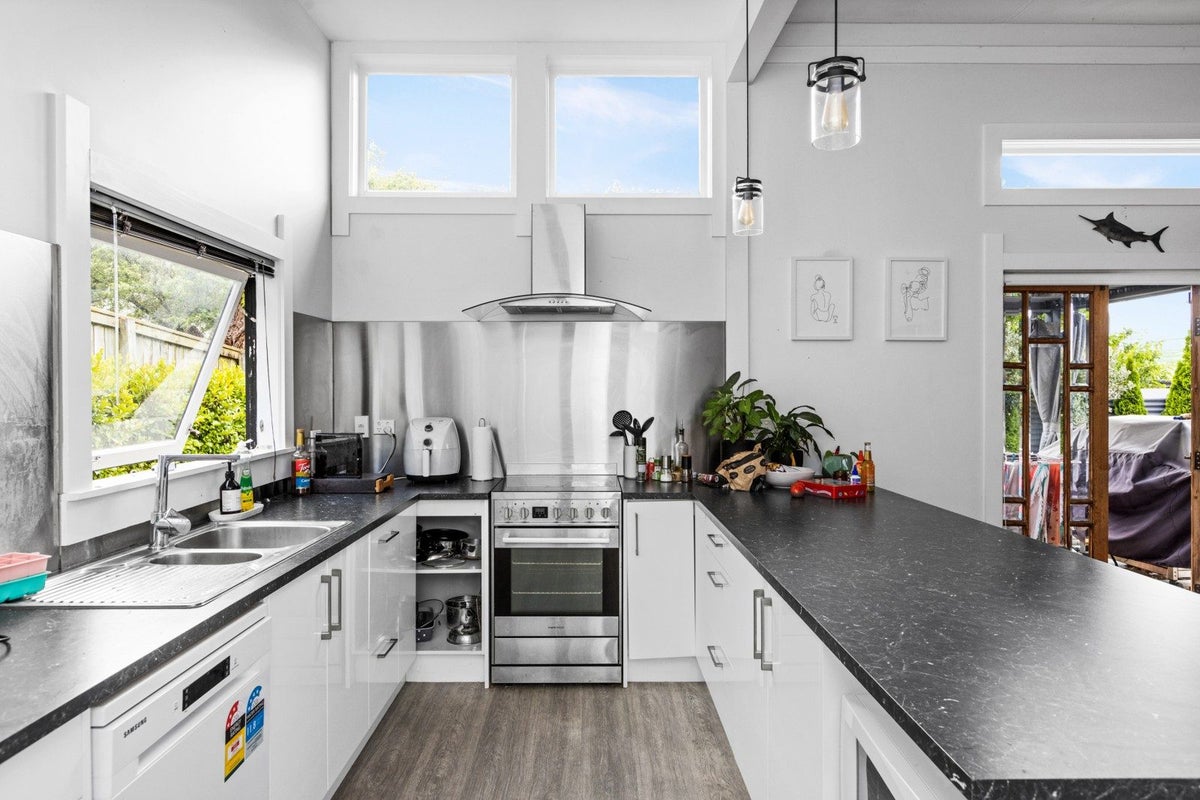12 Chaucer Road South, Hospital Hill, Napier - Carousel 2