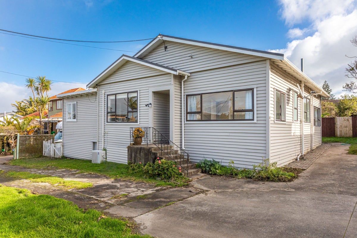 19 Old Lake Road, Narrow Neck, Auckland - Carousel 1