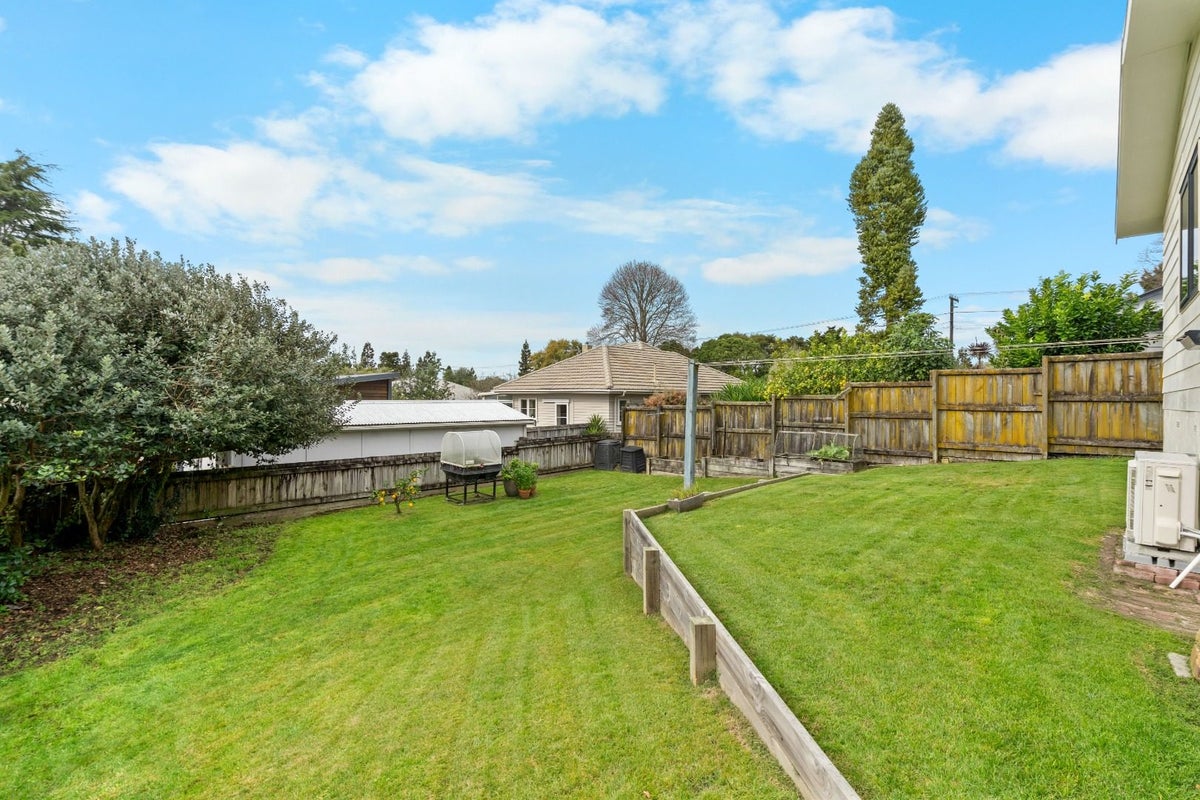 15A Sillary Street, Hamilton East, Hamilton - Carousel 17