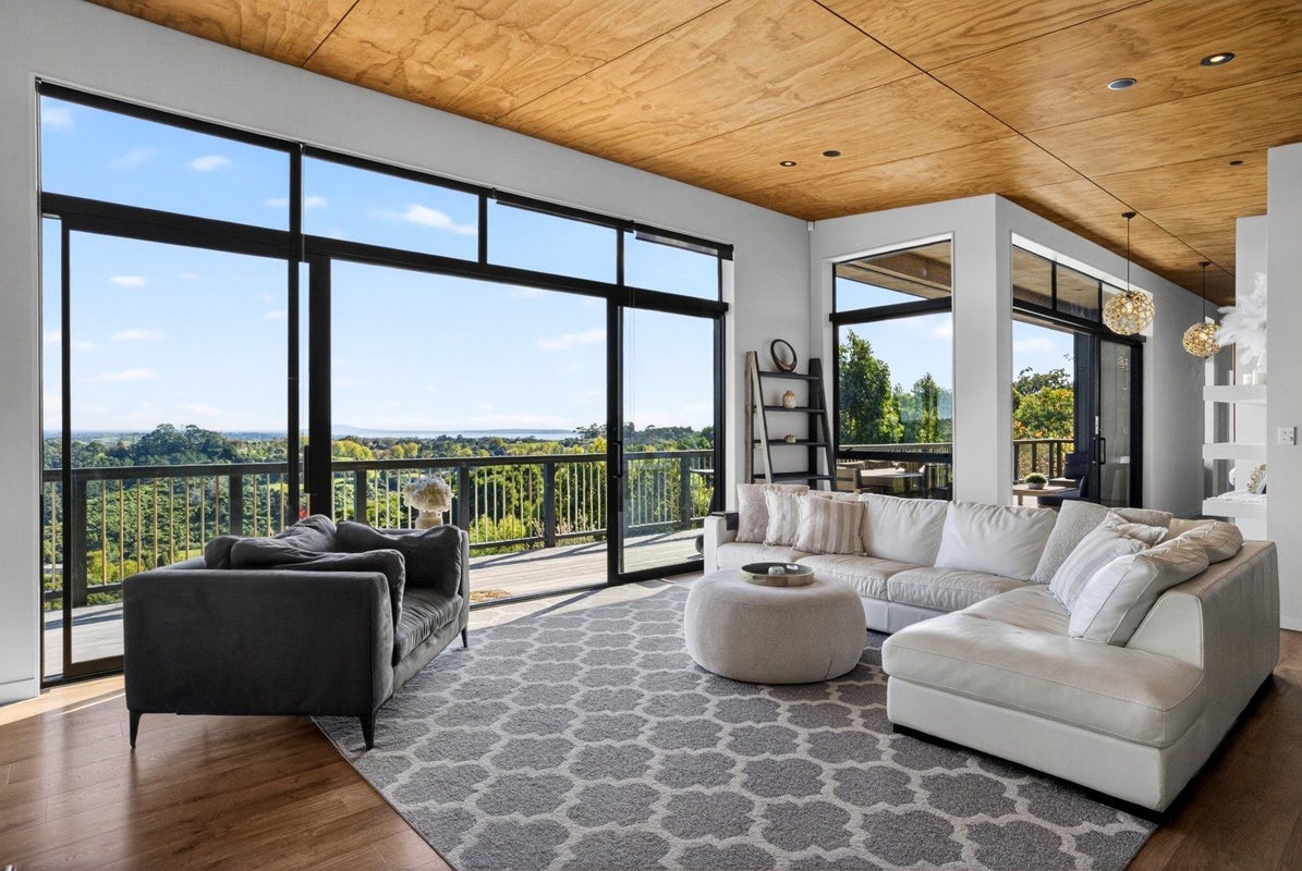 378E Ara-Kotinga, Whitford, Manurewa - Carousel 1