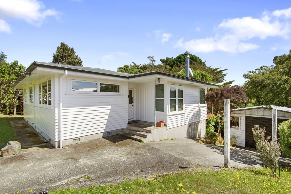 7 Christopher Way, Paparangi, Wellington - Carousel 1