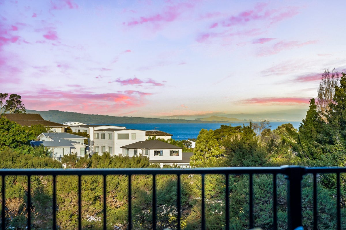 62 Parr Terrace, Castor Bay, Auckland - Carousel 1