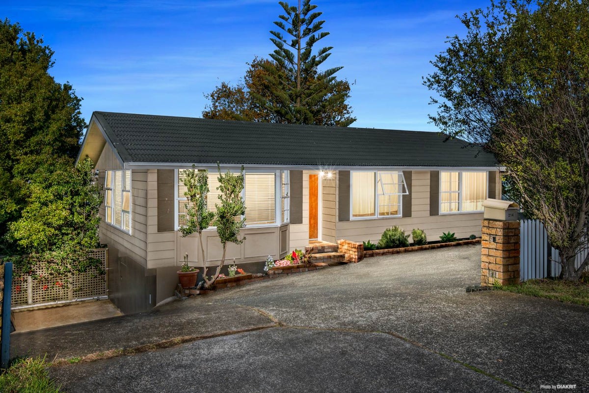 214 Glamorgan Drive, Northcross, Auckland - Carousel 1