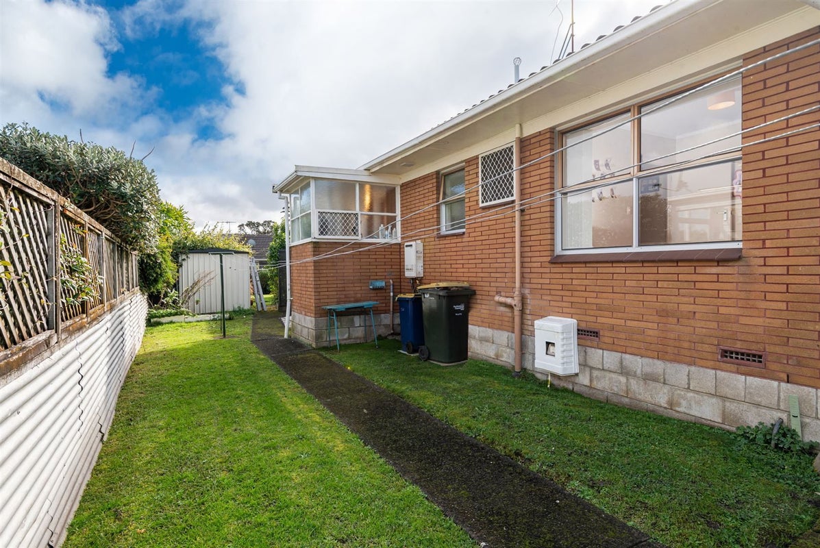 2/39 Eversleigh Road, Belmont, Auckland - Carousel 18