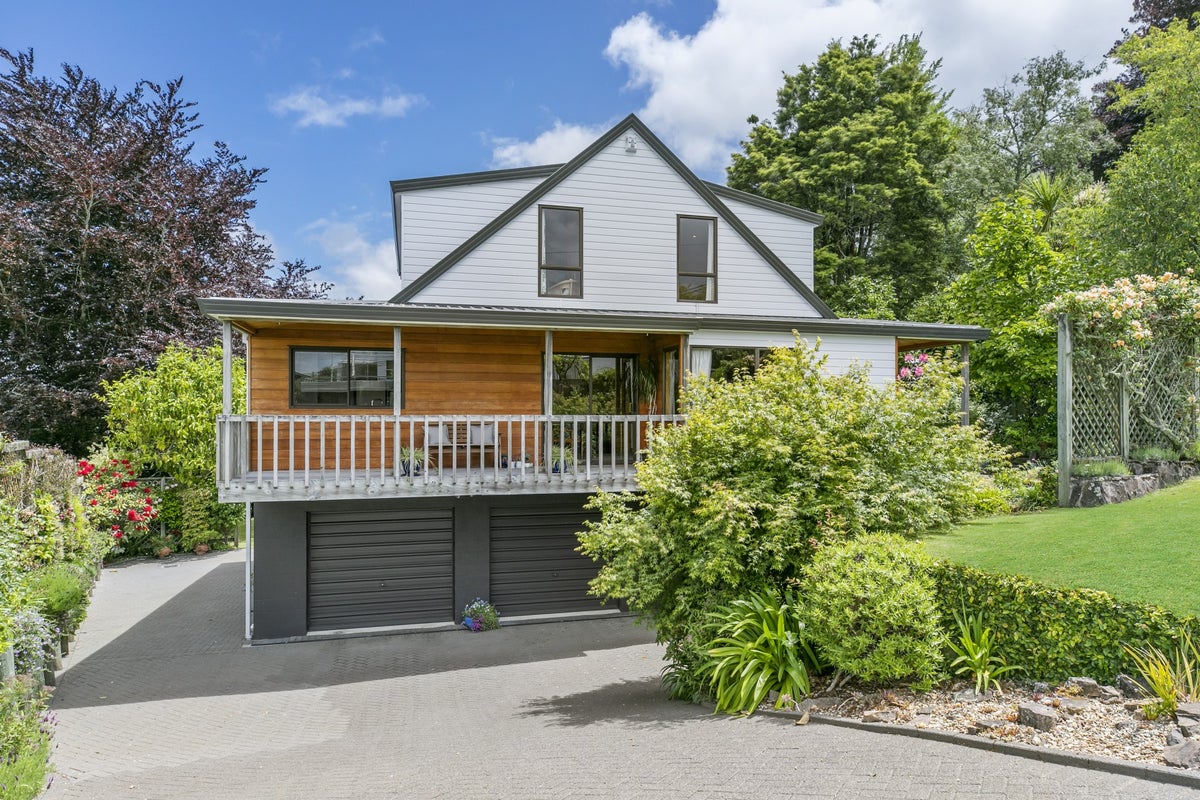 2 Grand Vue Road, Kawaha Point, Rotorua - Carousel 1