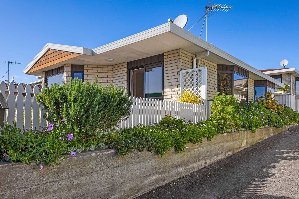1/478 Devon Street East, Strandon, New Plymouth - Carousel 1