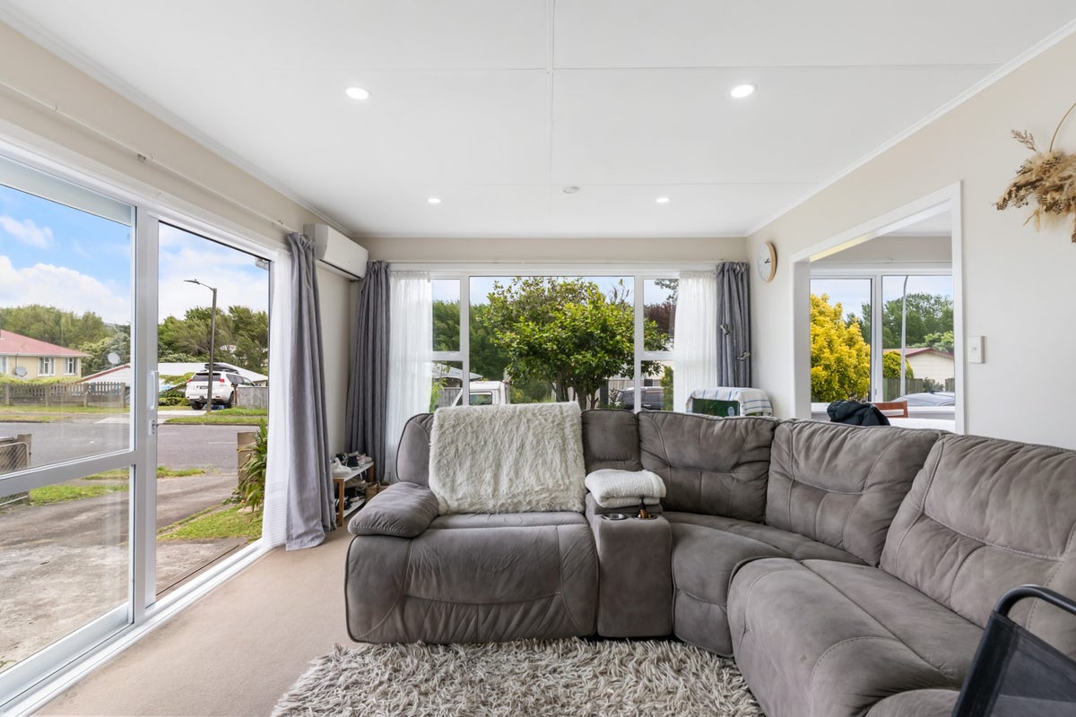 44 Kokiri Crescent, Waitangirua, Porirua - Carousel 1