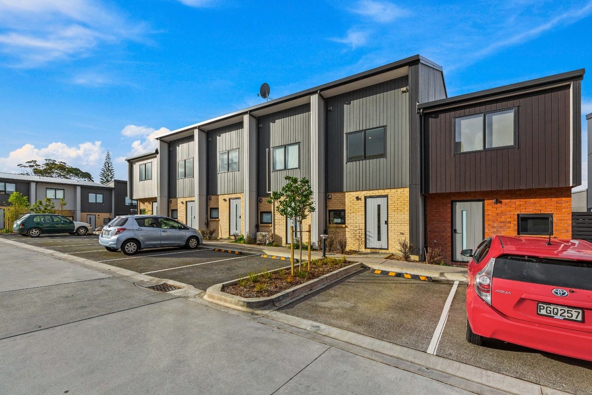 76 Selo Street, Glen Eden, Auckland - Carousel 1