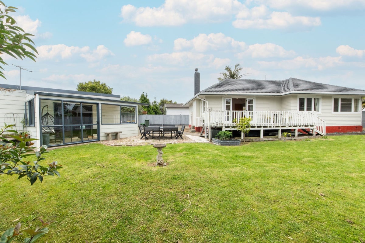 6 Shamrock Lane, Te Atatu Peninsula, Auckland - Carousel 1