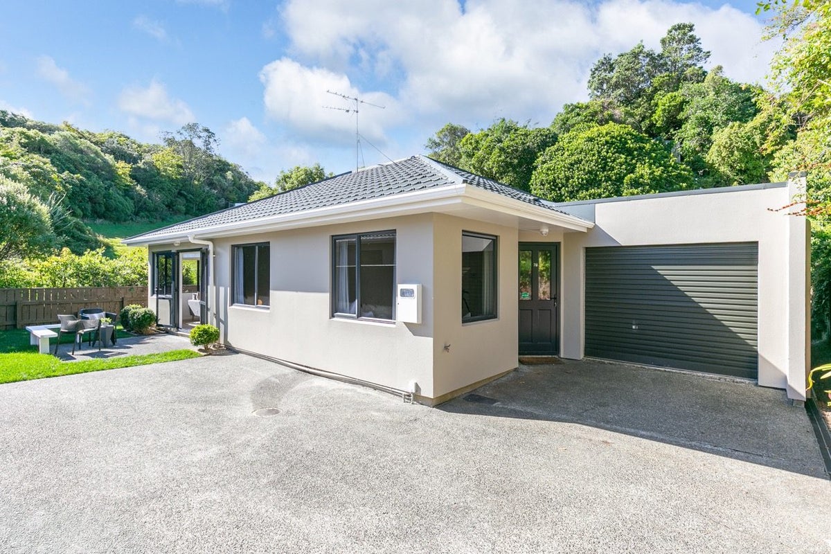 7B Lyndfield Lane, Newlands, Wellington - Carousel 1