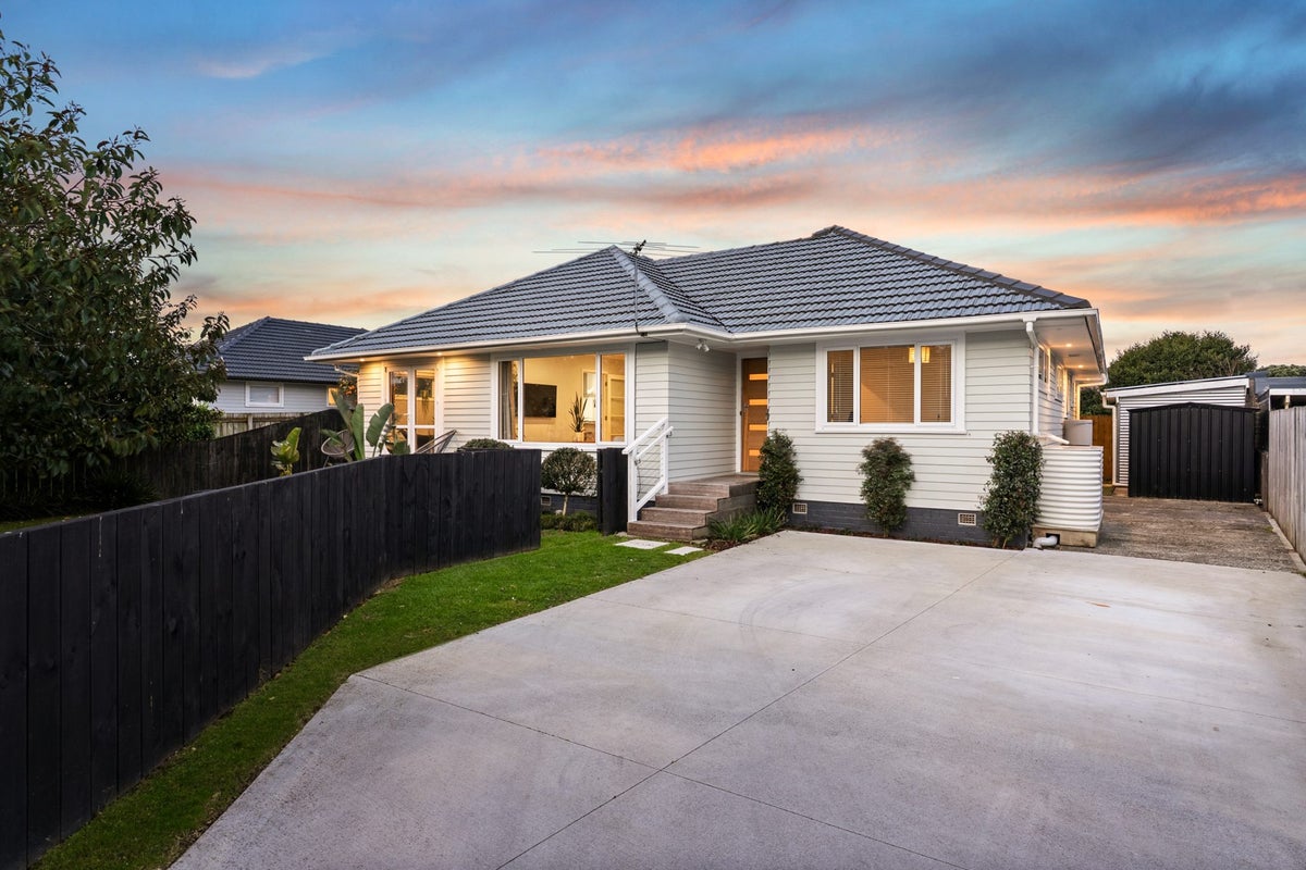 11 Roby Street, Te Atatu Peninsula, Auckland - Carousel 1