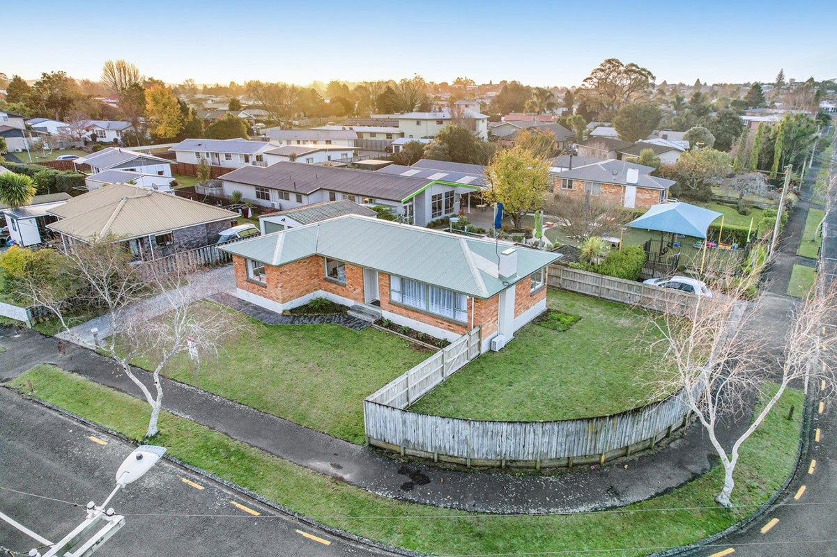 28 Anderson Road, Deanwell, Hamilton - Carousel 1