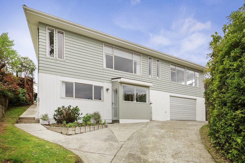 30 Turriff Crescent, Tawa, Wellington - Carousel 1