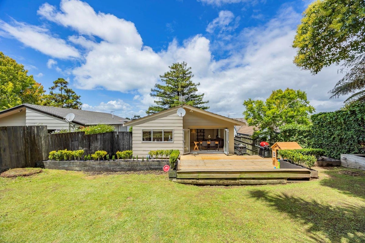 1/11 Branston Avenue, Browns Bay, Auckland - Carousel 1