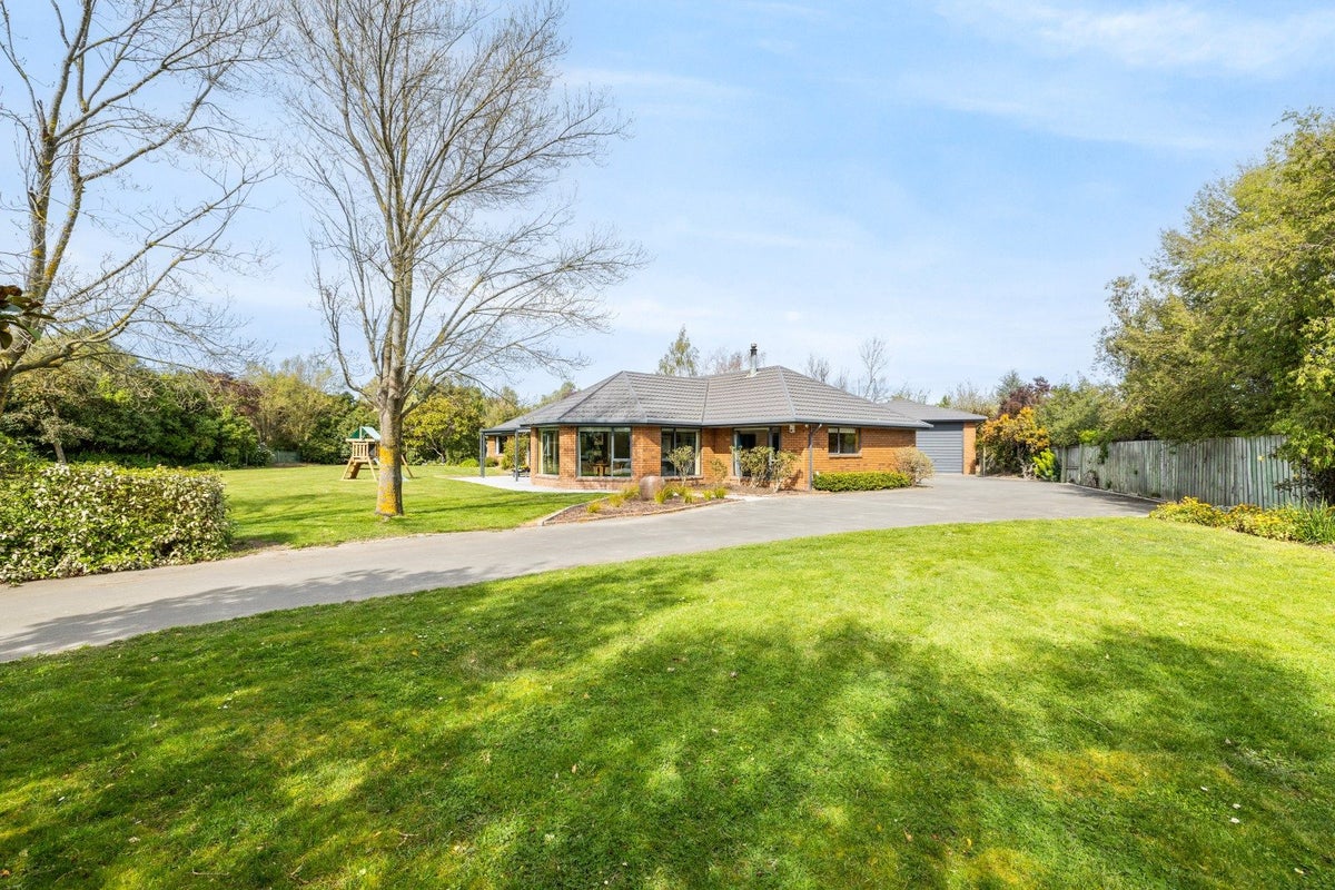 4 Cedar Place, Amberley, Amberley - Carousel 1