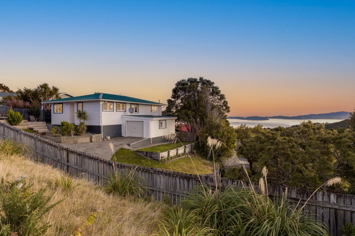 23 Cypress Drive, Maungaraki, Lower Hutt - Carousel 1