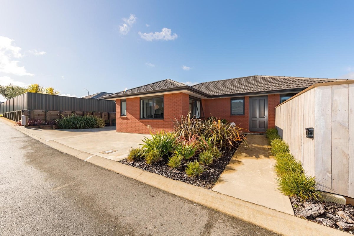 58 Sunstone Crescent, Brown Owl, Upper Hutt - Carousel 1
