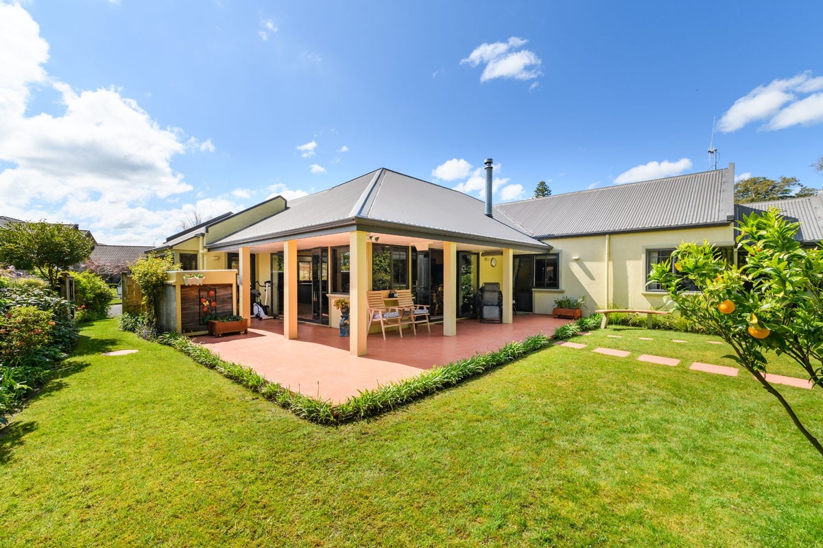 11 La Lena Grove, Fitzherbert, Palmerston North - Carousel 1