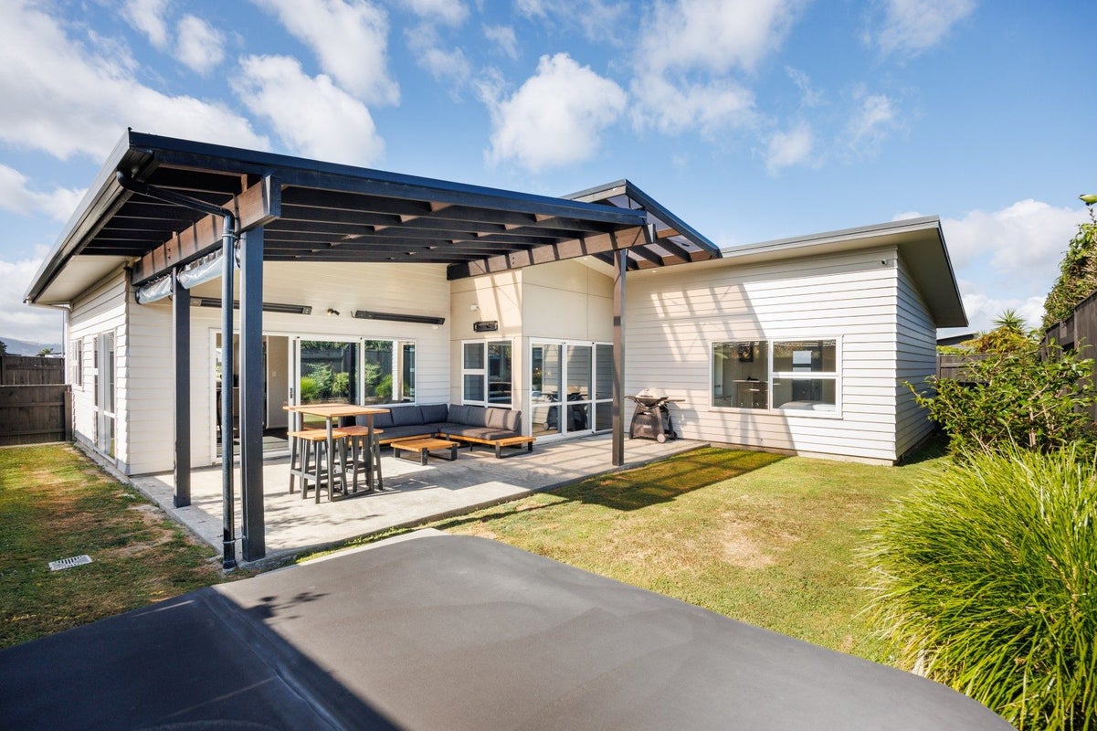 9 Lorenzo Place, Kelvin Grove, Palmerston North - Carousel 1