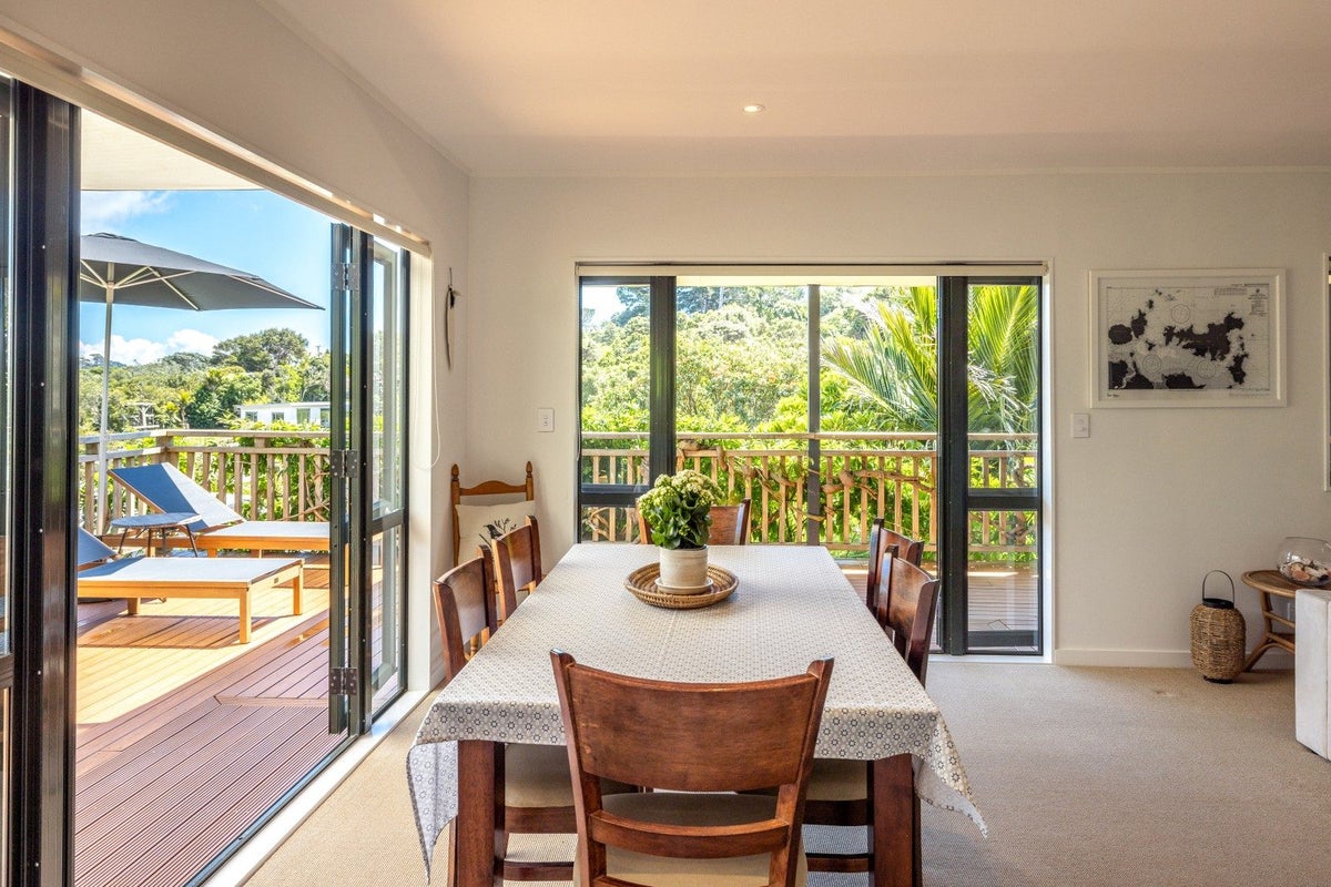 2 Hobson Terrace, Onetangi, Waiheke Island - Carousel 1