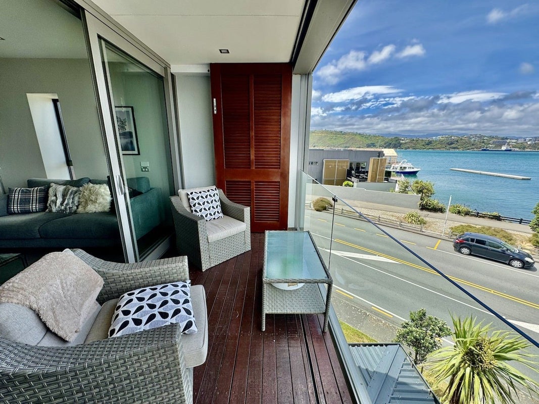 S214/326 Evans Bay Parade, Hataitai, Wellington - Carousel 1