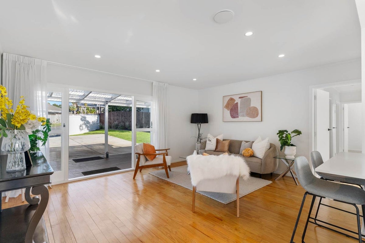 8 Surat Place, Glen Eden, Auckland - Carousel 2
