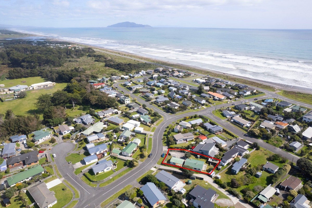 14 Karaka Street, Otaki Beach, Otaki - Carousel 2