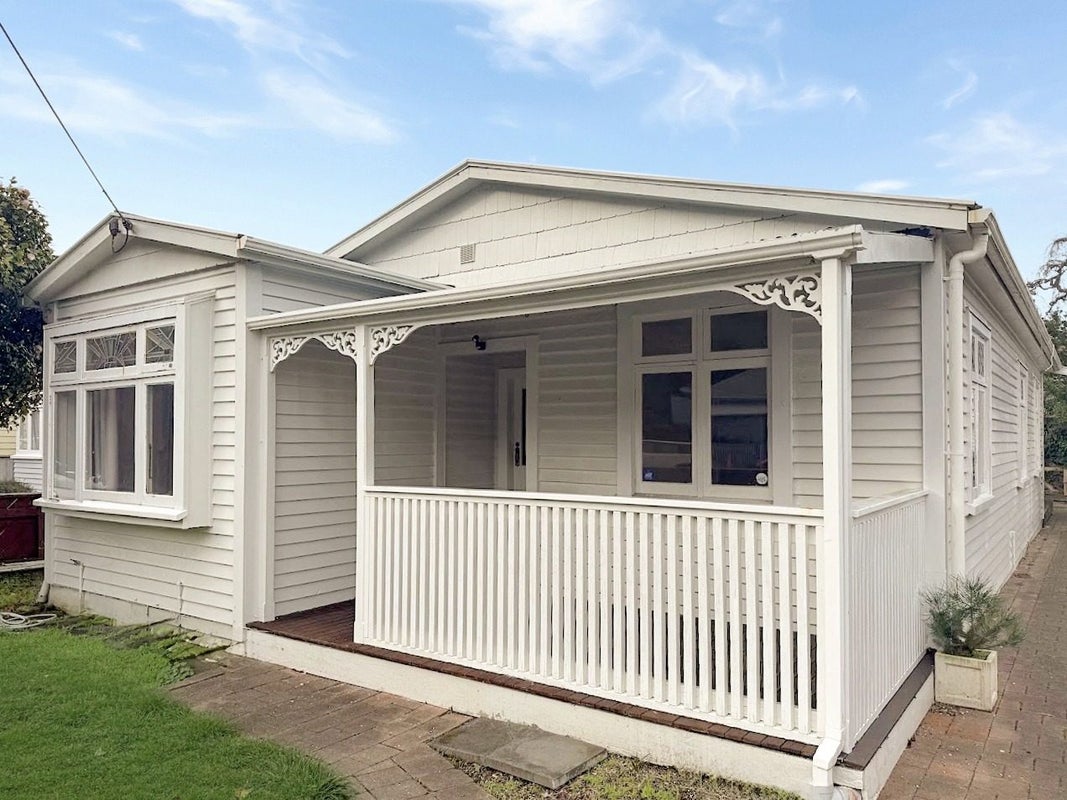 22 Riddlers Crescent, Petone, Lower Hutt - Carousel 1