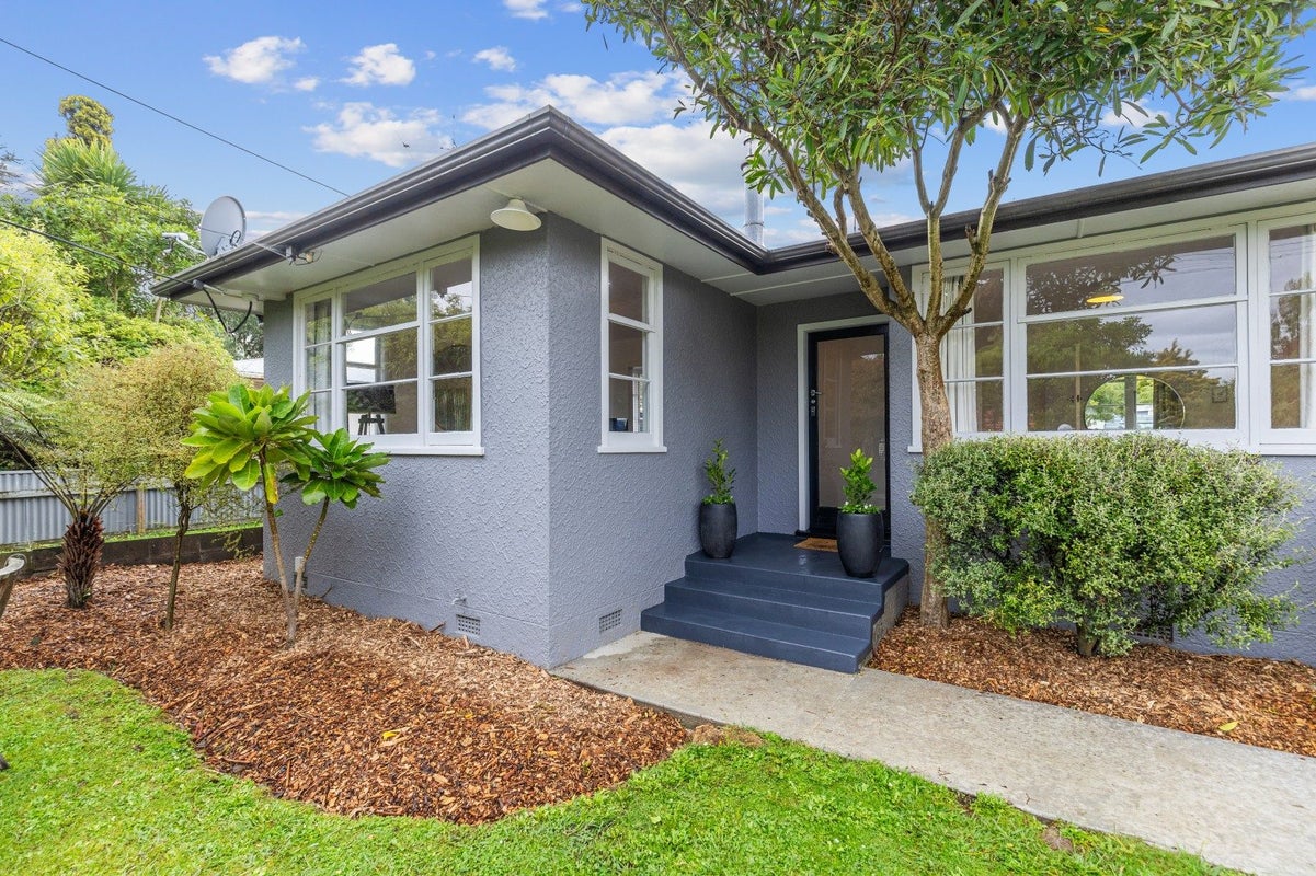 12 Norwich Place, Awapuni, Palmerston North - Carousel 2