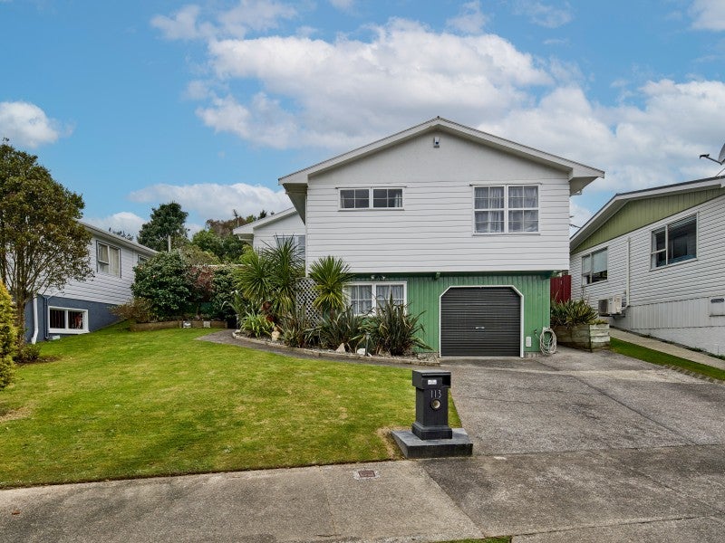 113 Taylor Terrace, Tawa, Wellington - Carousel 1