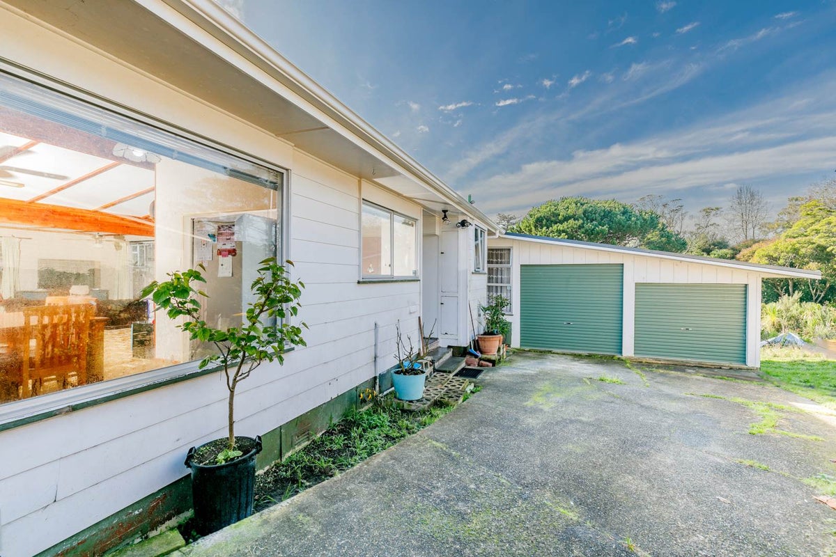 22 Finlow Drive, Te Atatu South, Auckland - Carousel 2