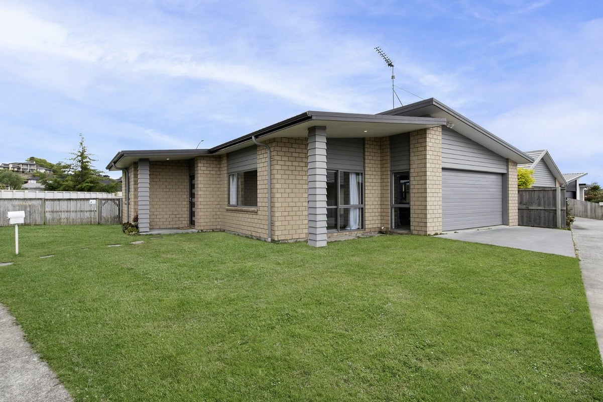 1 McCorquindale Drive, Flagstaff, Hamilton - Carousel 2